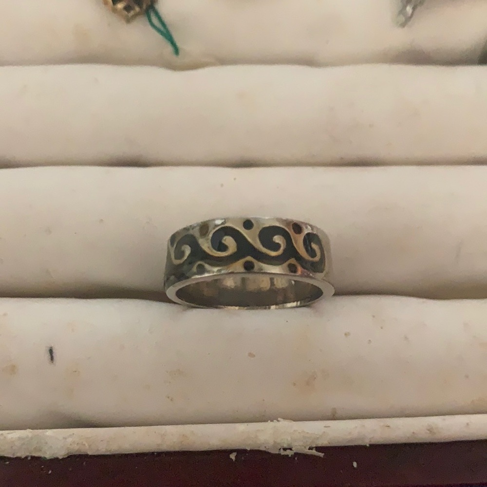 Stunning Silver and black ring